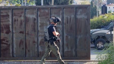 اعتقال فلسطيني حاول نزع سلاح حندي عند حاجز قلنديا شمال القدس